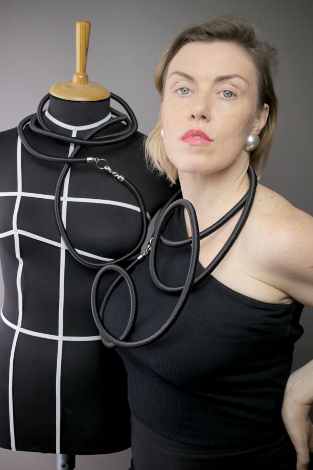 Длинное гибкое колье.