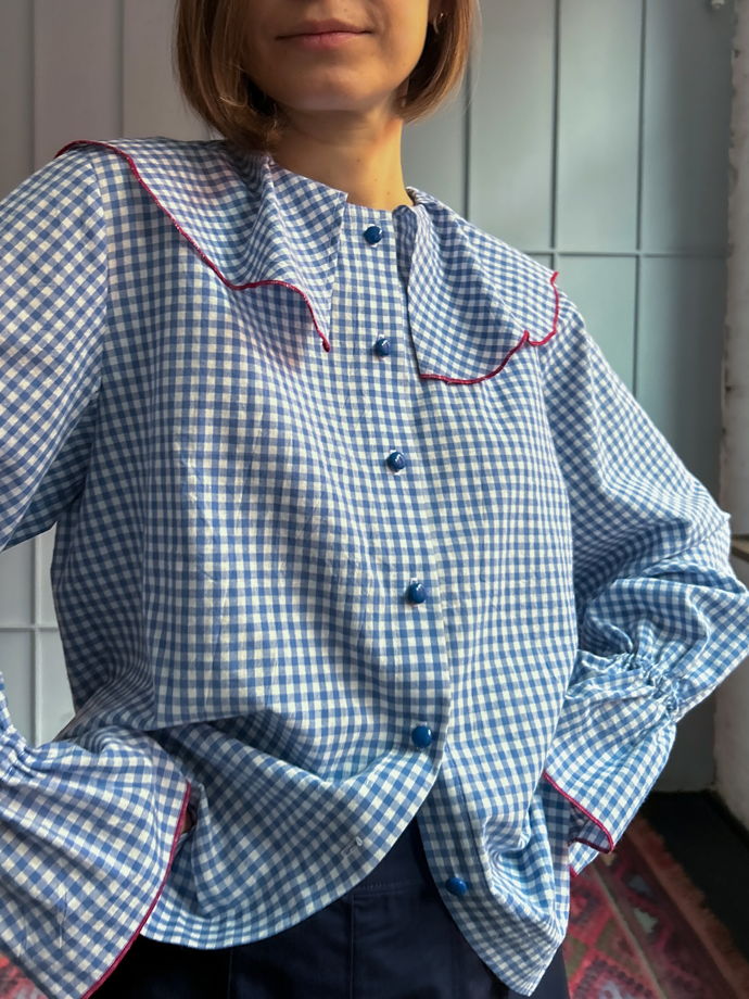 Блузка в синюю клетку с воротничком цветочек