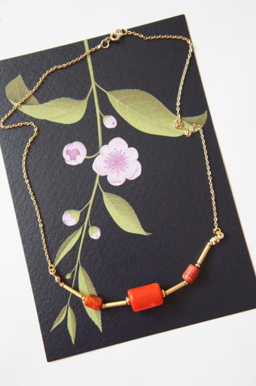 Цепочка с красным кораллом красной яшмой и матовыми трубочками