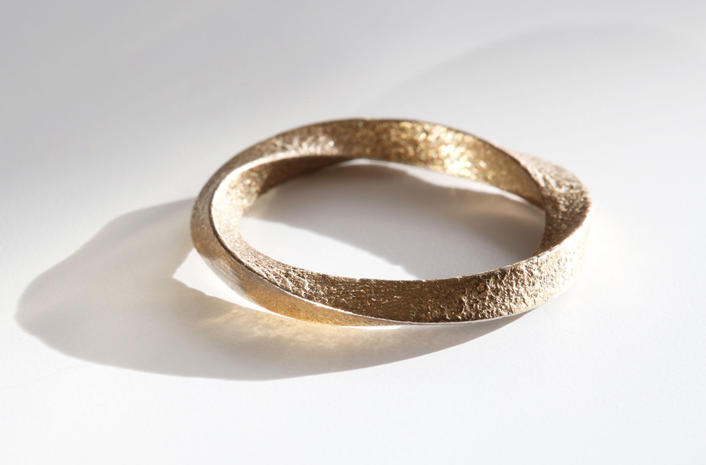 Минималистичное стальное кольцо лента Мёбиуса
