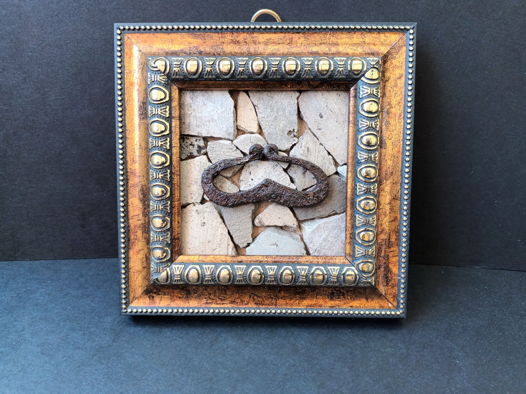 Панно «Кресало», изготовленное из фрагментов древней керамики и железного кресала.