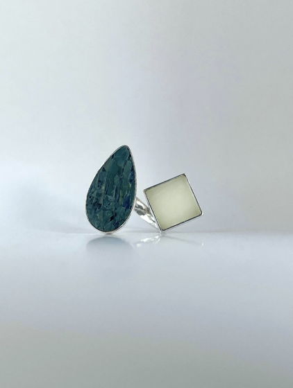 Кольцо из мельхиора с двумя камнями, родуситом и нефритом. Deux L3.