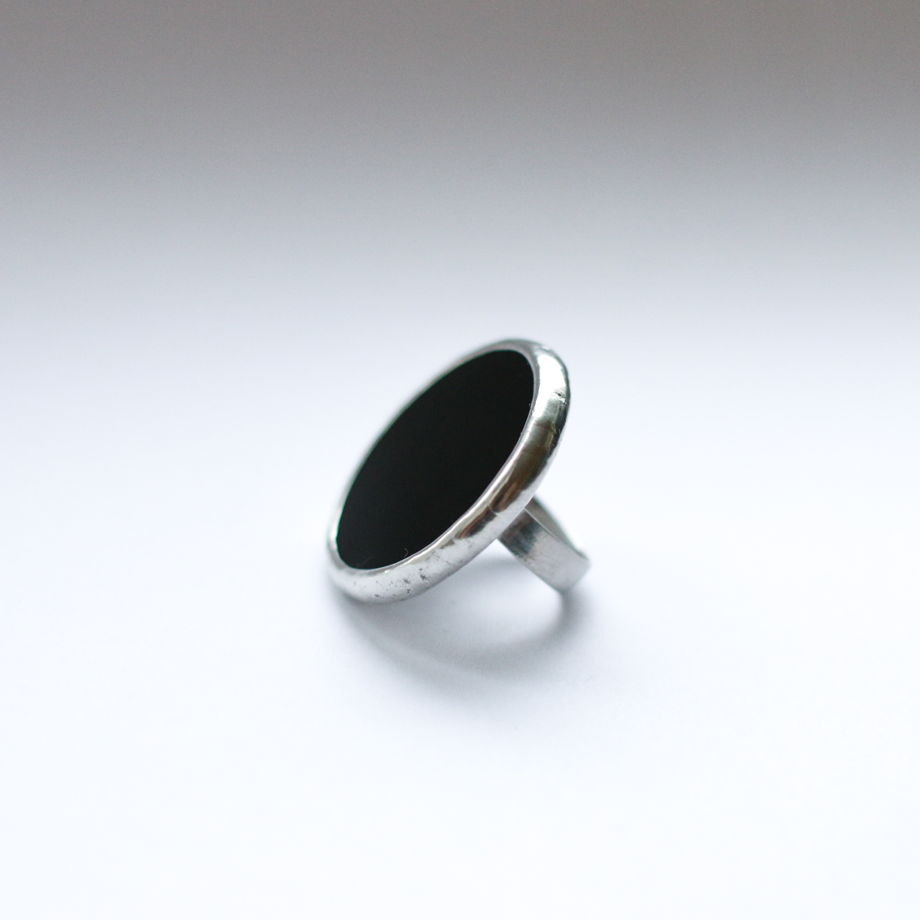 Большое круглое кольцо из черного стекла