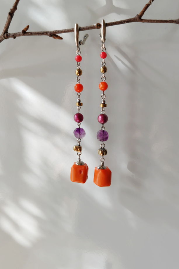 Длинные серьги с кораллом, аметистом и жемчугом