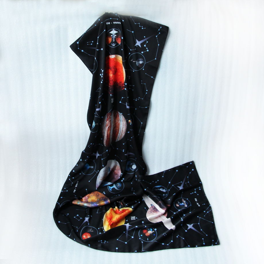 Авторский шелковый платок ""Black space"" c картинами современного художника ANNA BO оживает и рассказывает о космосе