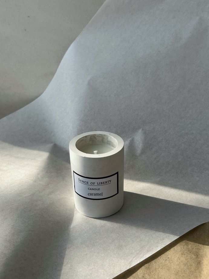 Ароматическая свеча Карамель х ваниль в сером гипсовом подсвечнике ручной работы 100 мл
