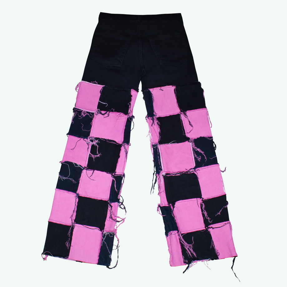 Черно-розовые эмо джинсы в стиле пэчворк