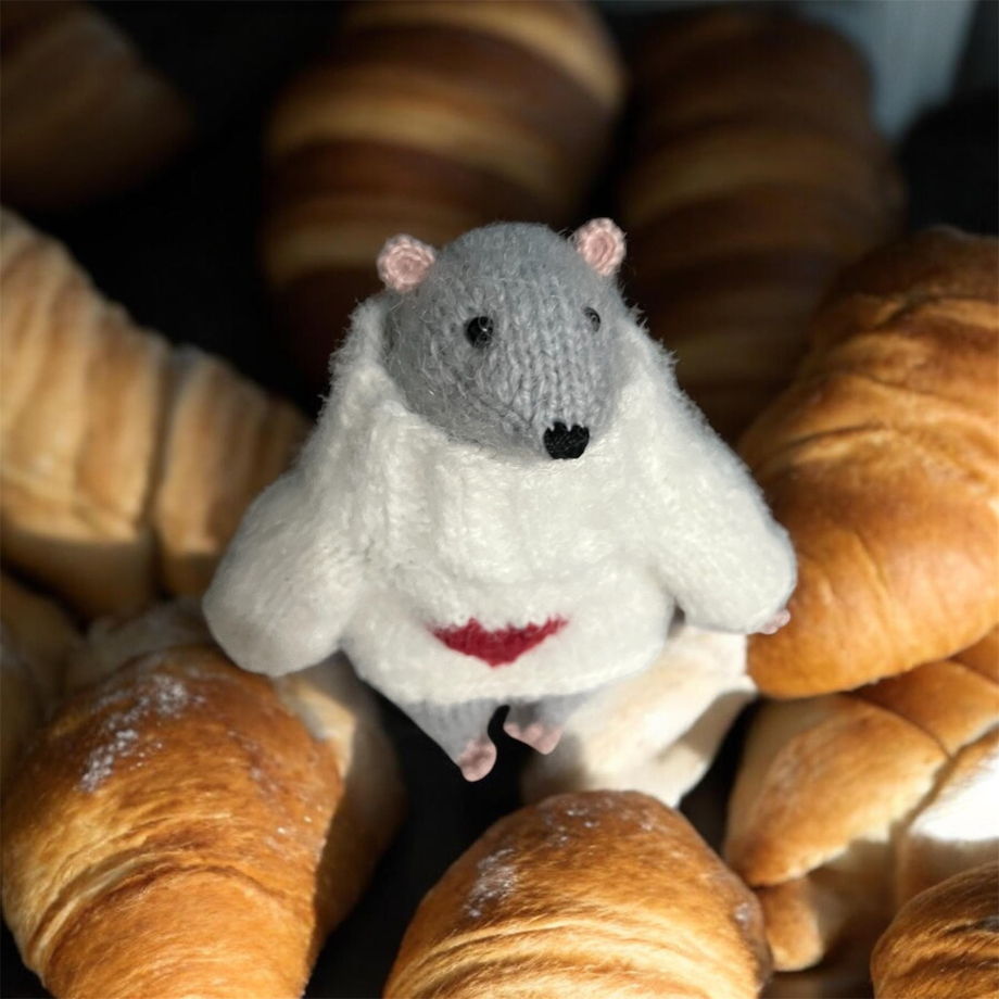 Крыса в свитере вязаная