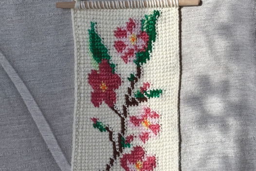 Вязаное панно-гобелен с сакурой