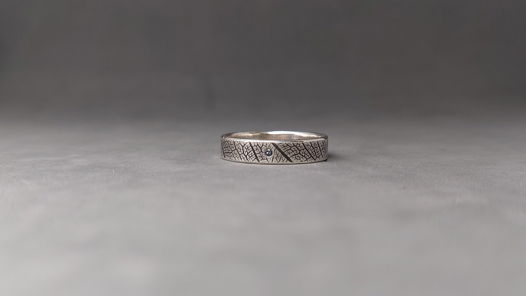 Серебряное кольцо с топазом "Лиственные узоры", размер 17,5