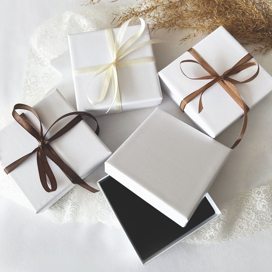 Брошь-булавка с цепочками и подвесками: сердечко и птичка