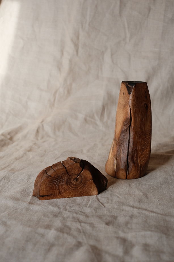 Миниатюрная ваза из дуба