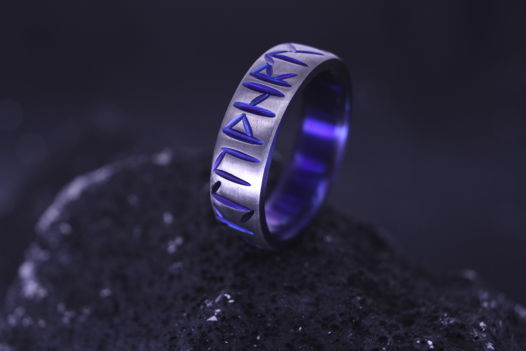 Титановое кольцо ручной работы "Руны"