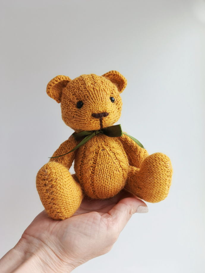 Вязаная спицами игрушка мишка