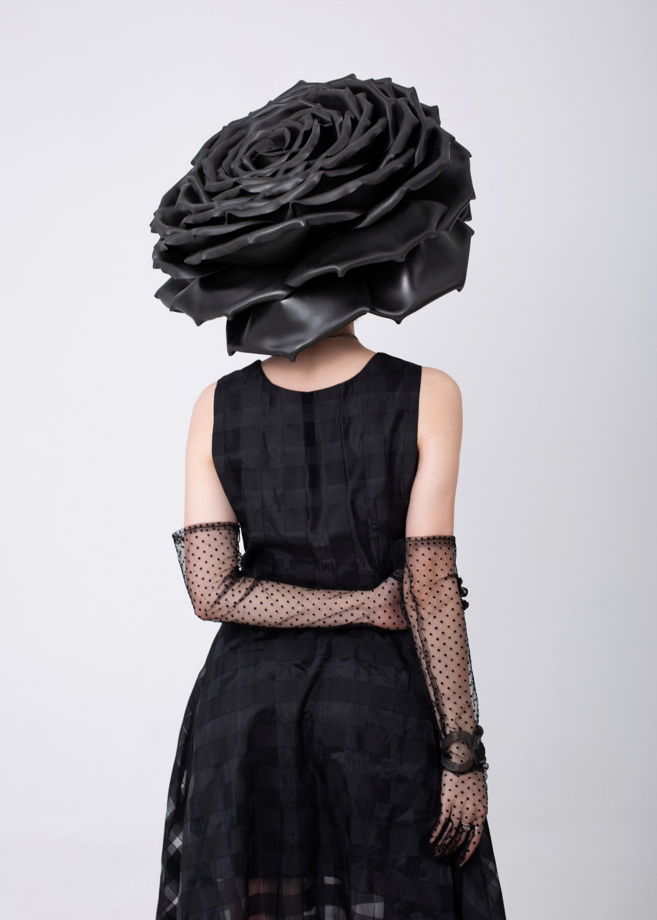 Шляпа черная роза, головные уборы ретро для показа мод, для подиума, драматический образ для фотосессии, большая роза  из изолона ручной работы