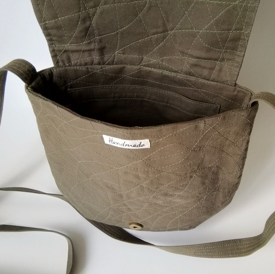 Текстильная сумка-мессенджер с кружевом и декоративными строчками