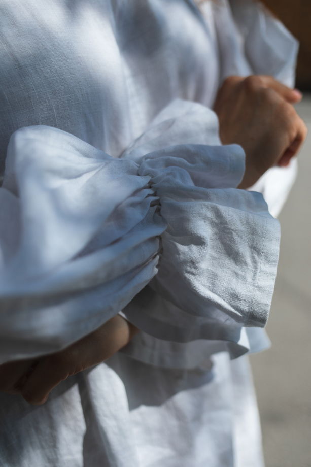 Белое льняное платье