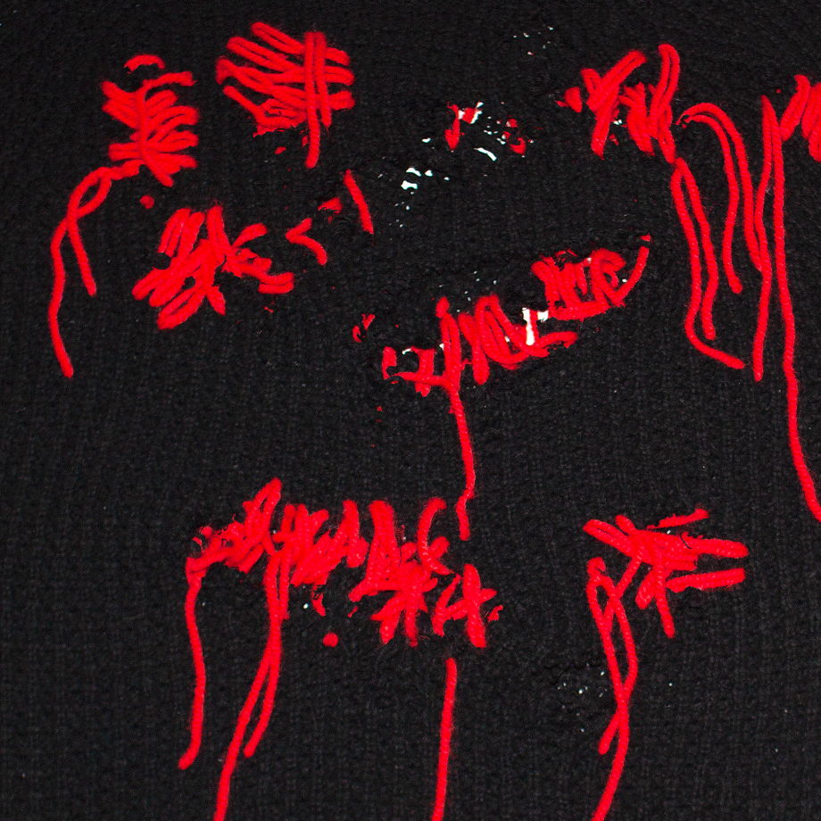 Рваный свитер черного цвета крупной вязки сшитый цветными нитями / Кастом