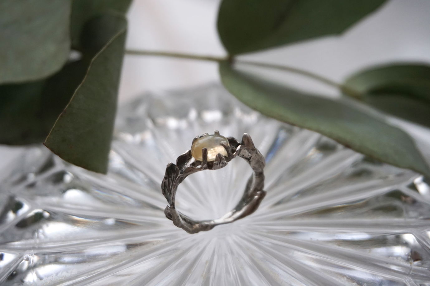 Кольцо серебряное с опалом цветочное.