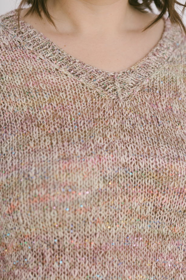 Летний свитер с пайетками, связан вручную