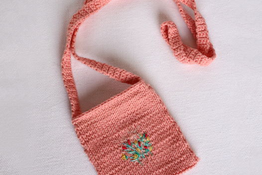 Вязаная розовая сумочка с вышивкой