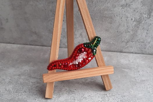 Брошь ручной работы из бисера "Перчик чили" (в наличии)