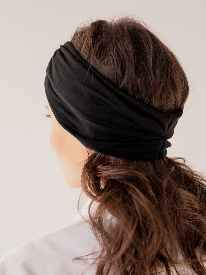 Повязка для волос женская, черного цвета из мягкого трикотажа