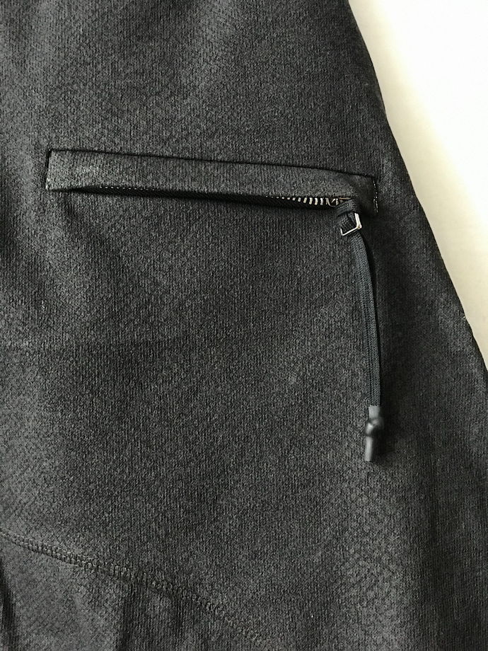 шорты асимметричного кроя из фактурного плотного трикотажа