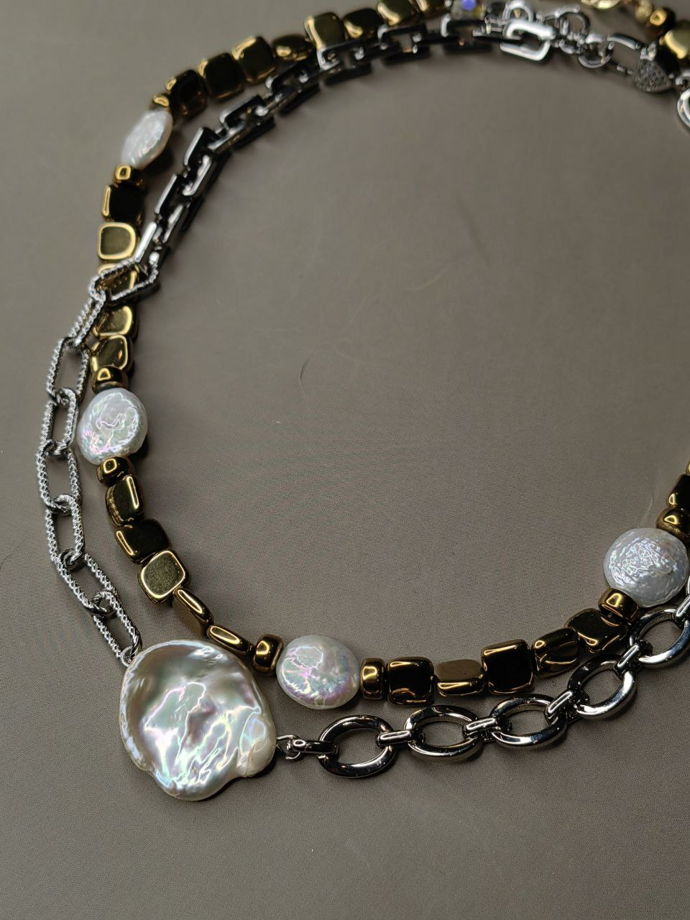 Чокер с барочной жемчужиной из комбинации трех разных цепей.