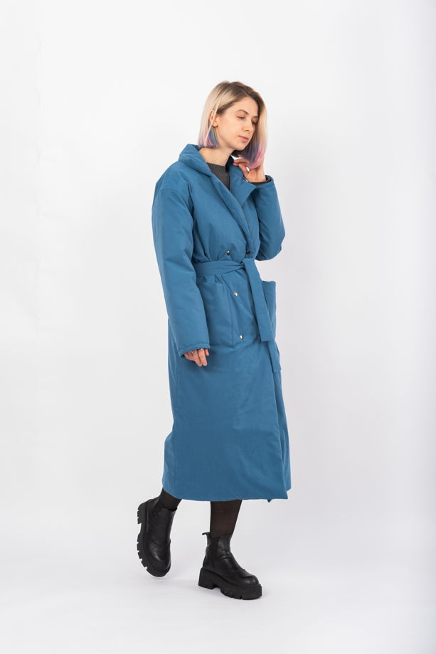 Зимнее пальто с отложным воротником синего цвета