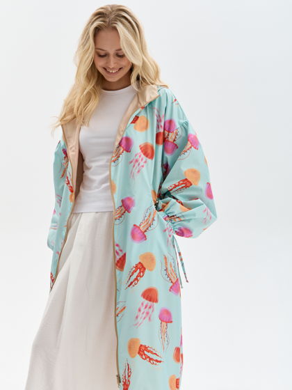 Плащ с авторским принтом.