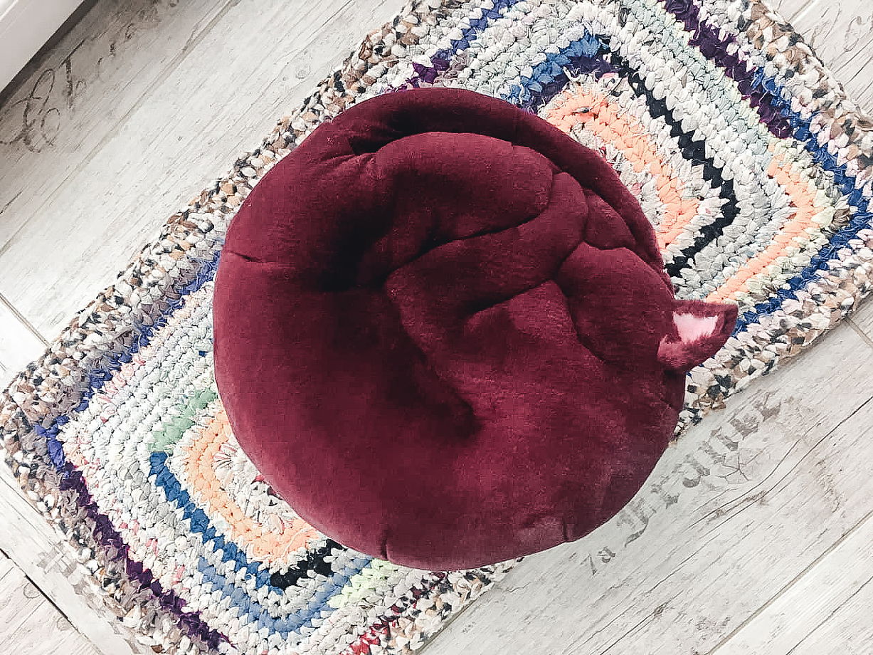 круглая подушка спящий кот ручной работы из эко-меха