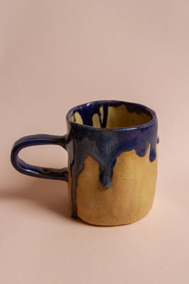 Кружка из бежевой в крапинку глины, покрытая синей, черной, бронзовой глазурями ручной работы