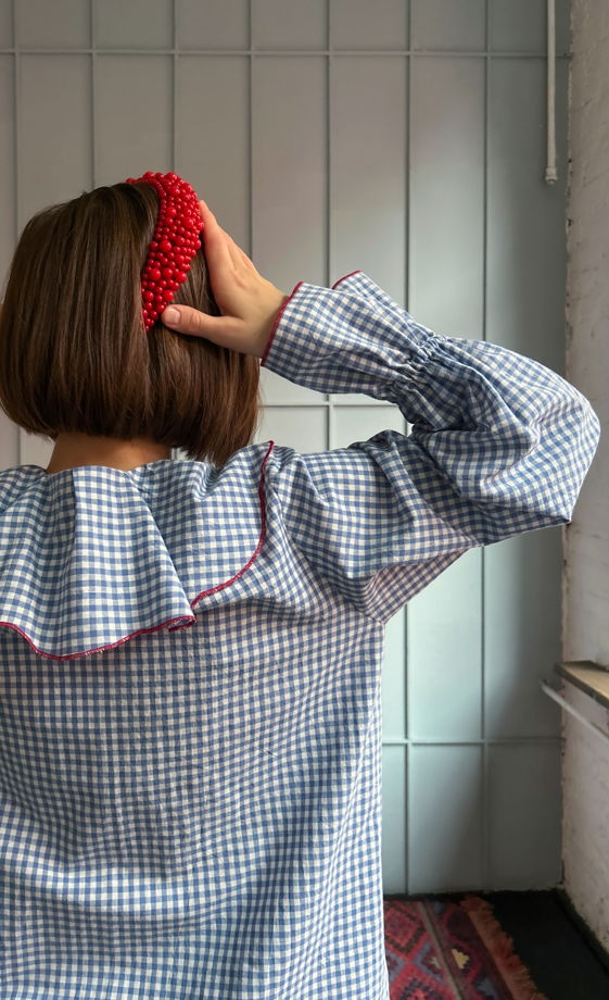 Блузка в синюю клетку с воротничком цветочек