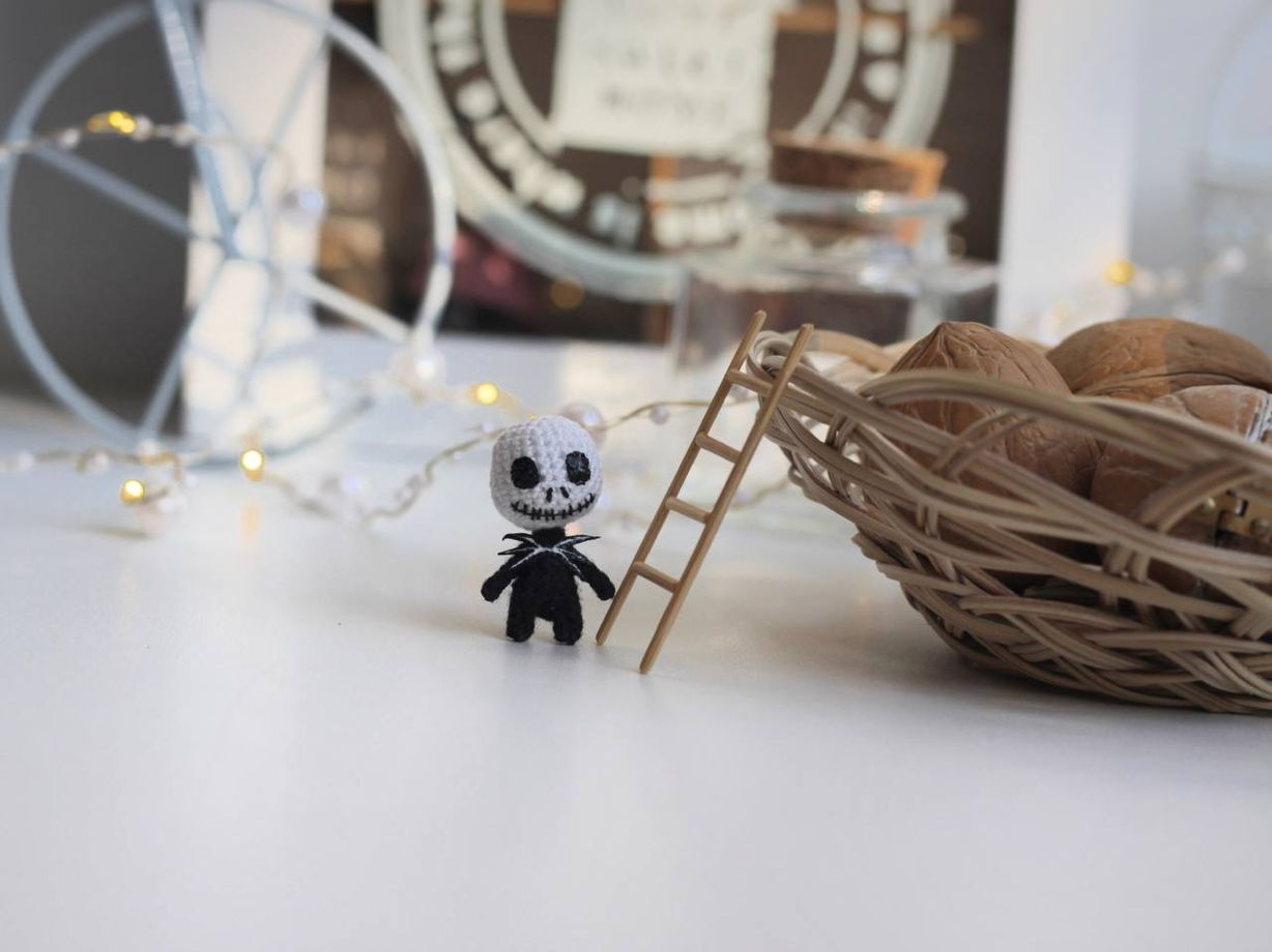 Джек Скеллингтон миниатюрная кукла в орехе