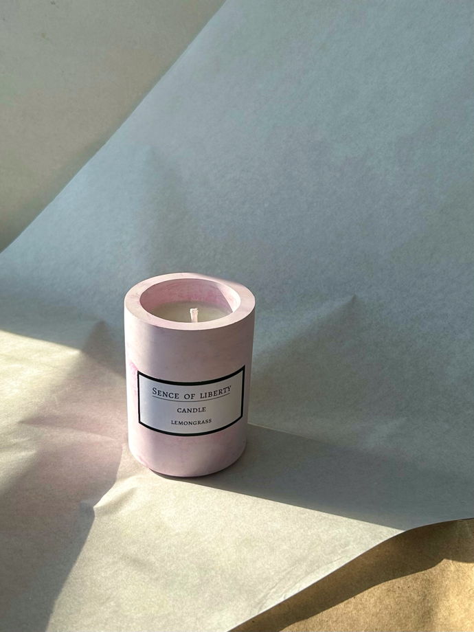 Ароматическая свеча Лемонграсс в розовом гипсовом подсвечнике ручной работы 100 мл