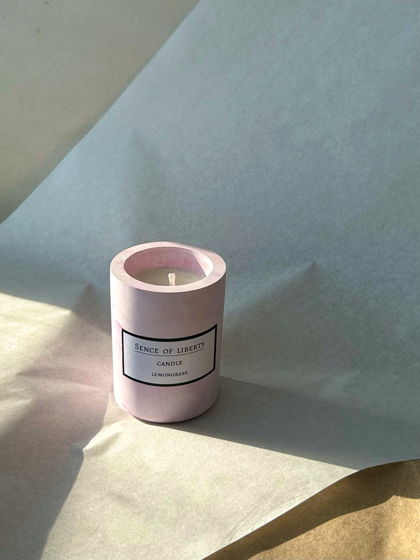 Ароматическая свеча Лемонграсс в розовом гипсовом подсвечнике ручной работы 100 мл