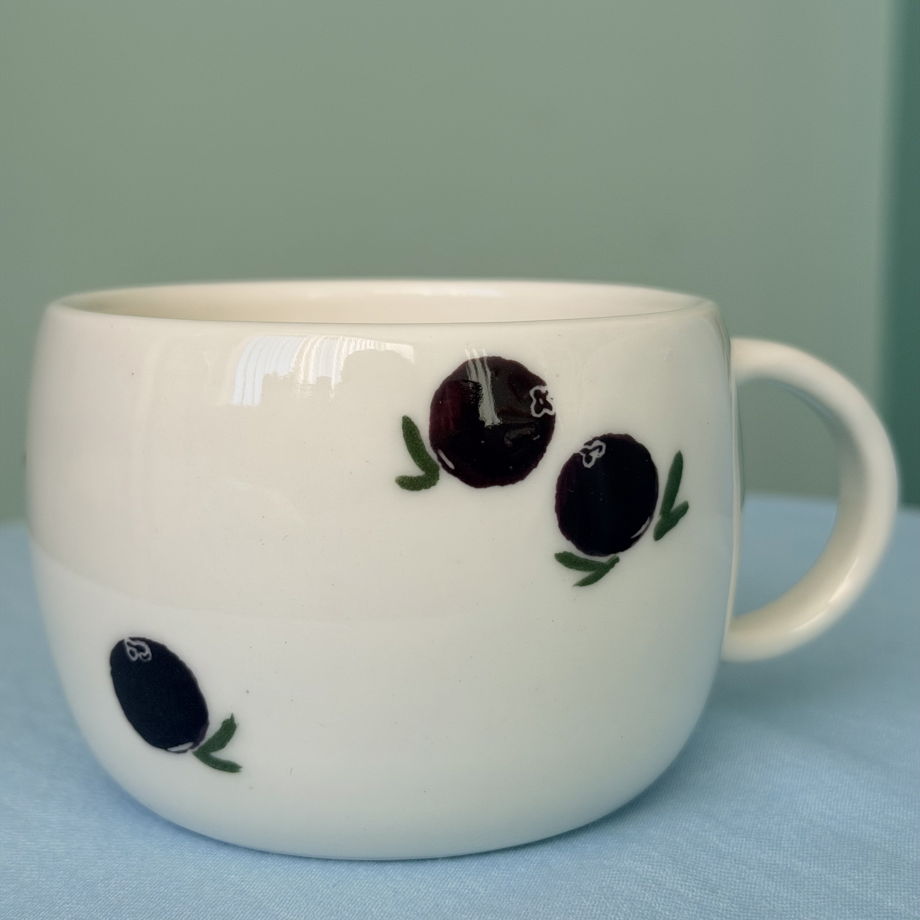 Чашка белая с голубиками ручной работы