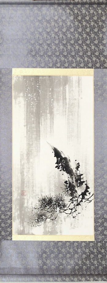 "Сосна под снегом", картина в стиле японской живописи тушью, шелковый свиток (110x50 см)