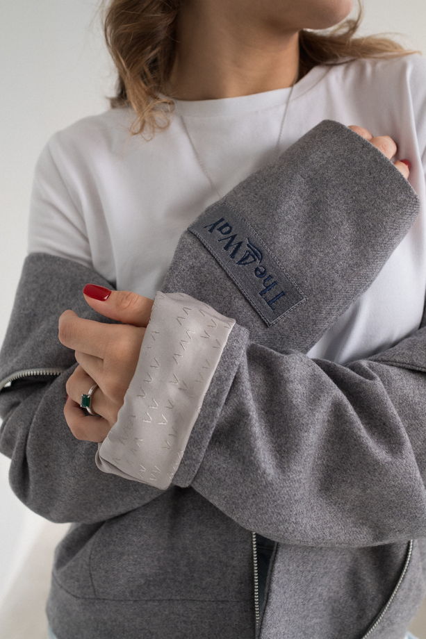 Фланелевое полупальто-косуха "БЭТ" светло-серого цвета с вышивкой