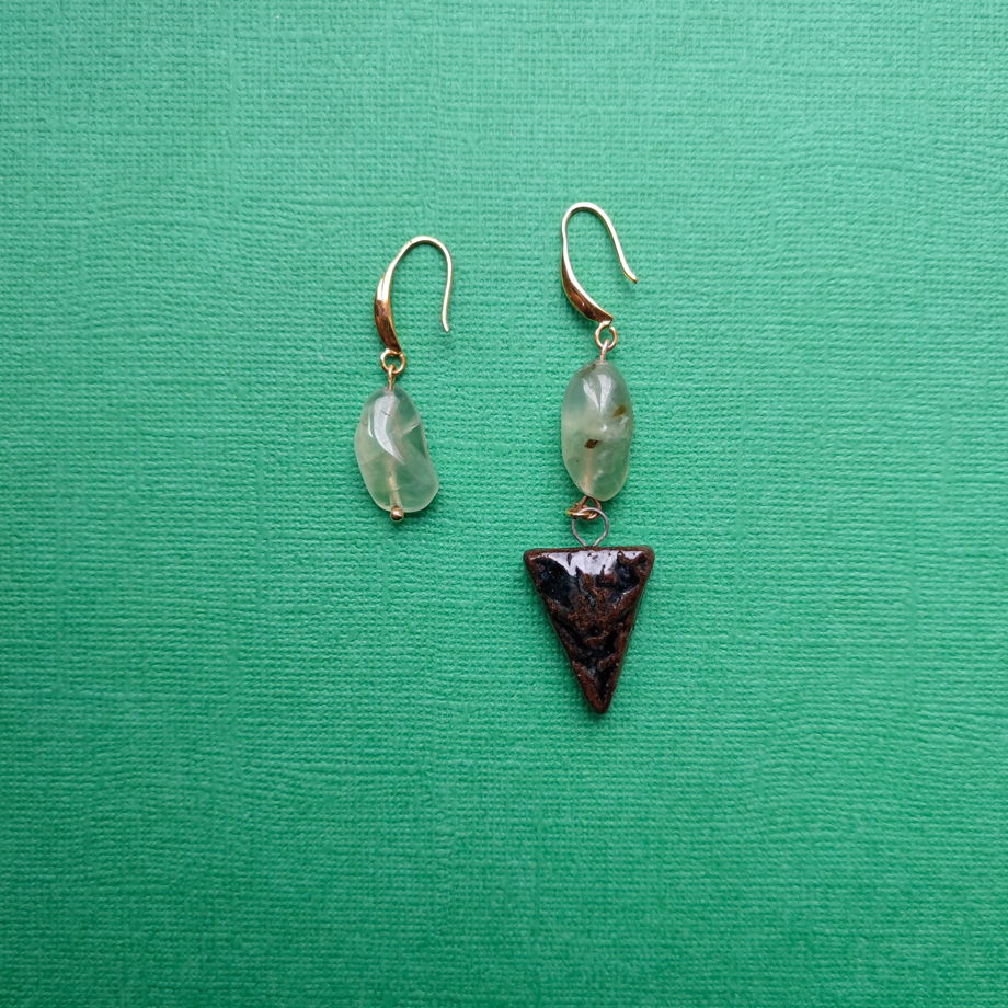 Акцентные серьги с камнями и керамическим орнаментом, покрытым глазурью