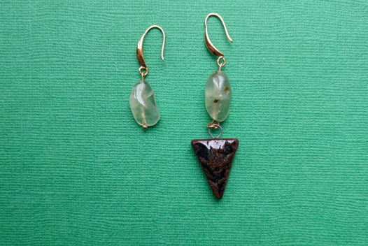 Акцентные серьги с камнями и керамическим орнаментом, покрытым глазурью