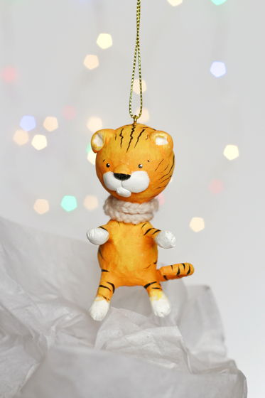 Авторская елочная игрушка "Тигрёнок который любит обниматься" цвет манго