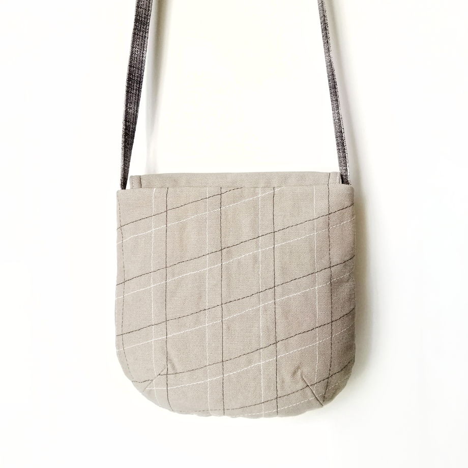 Маленькая женская текстильная сумочка на длинном ремешке с вышивкой