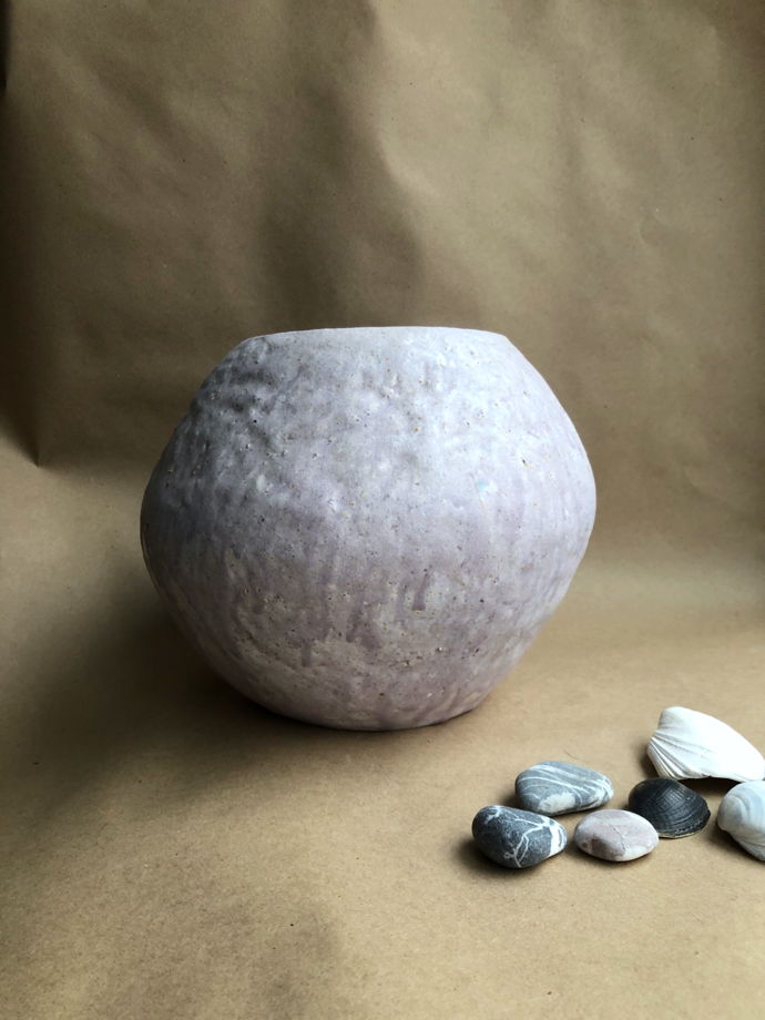 Сиреневая керамическая ваза