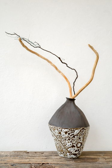 Керамическая ваза из черной глины