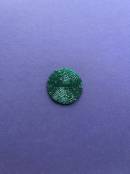 Брошь круглая минималистичная  из бисера зеленого цвета