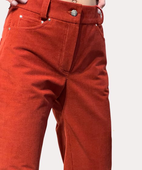 Расклешённые брюки морковного цвета