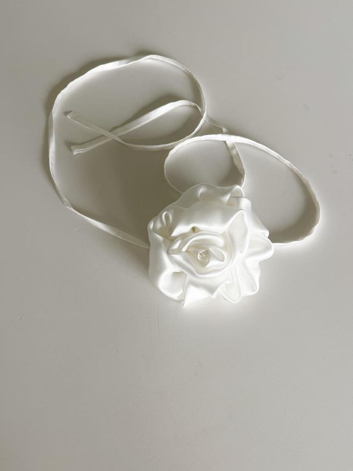 Чокер в форме розы из натурального шелка белый