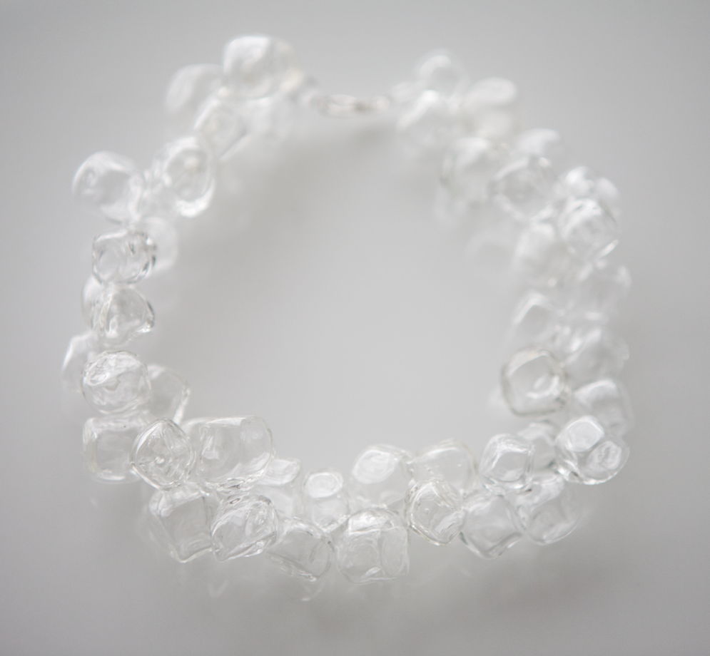 Ожерелье из стеклянных бусин-кубиков "Невесомость"
